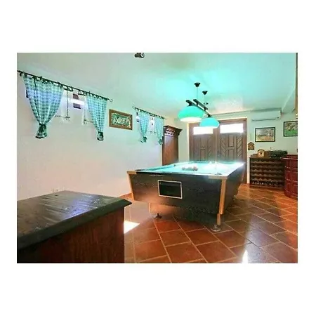 Alexander Comfortable Vila